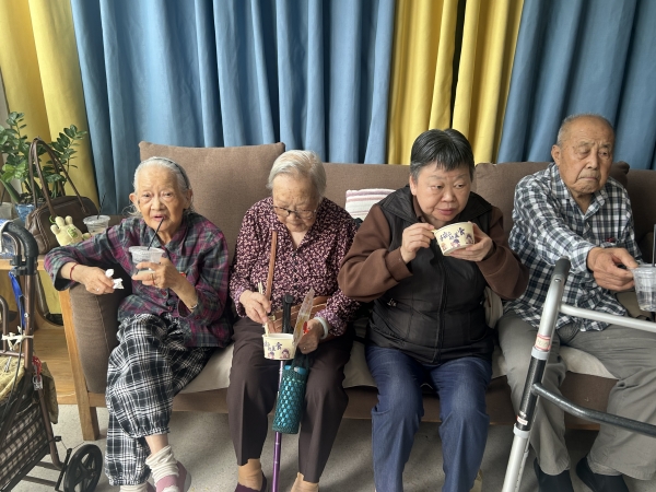一暄康养金牛院品尝美食的爷爷奶奶