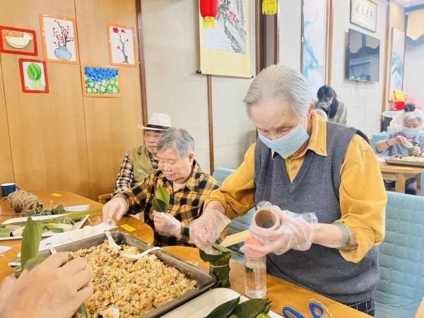一暄康养长者端午节做竹筒饭