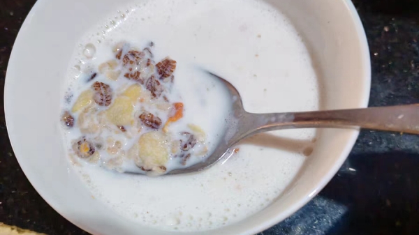 【乳糖不耐受人群福音】成都养老院分享：6种可替换牛奶的食物（上）-燕麦粥