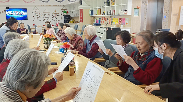 成都长期照护保险养老院一暄康养获悉，各地鼓励老年人接种新冠疫苗2