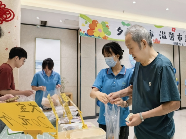 认真挑选商品的长者