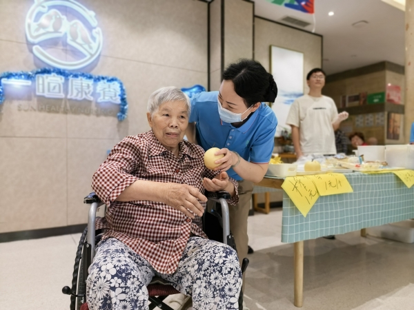 一暄康养护理员为长者挑选商品