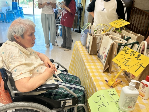 一暄康养金牛院父亲节特别市集-日用品区