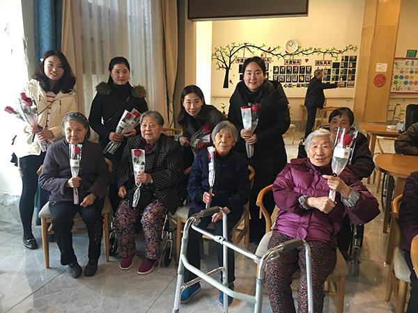 中建三局二公司预祝“一暄康养”的奶奶们三八节快乐 (1)
