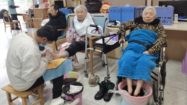 晚上9点，温水泡脚