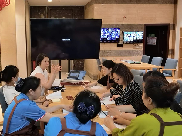 成都高端养老院一暄康养两河公园（西门）院开展新员工培训2