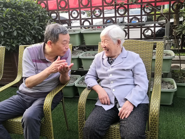 成都养老院收费价格表一暄康养爷爷奶奶们在花园里晒着太阳3