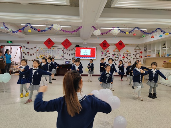 心系长者丨成都四星级养老院一暄康养开展庆九九重阳活动——幼儿园表演