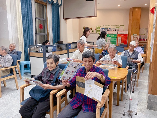 四川人寿财险志愿者到成都冬暖夏凉的养老院一暄康养普及“预防金融诈骗”讲座2