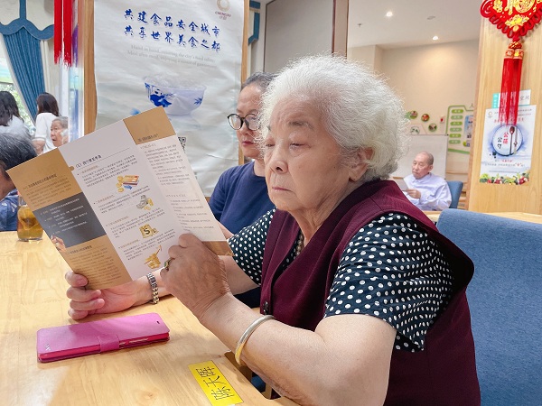 四川人寿财险志愿者到成都冬暖夏凉的养老院一暄康养普及“预防金融诈骗”讲座3