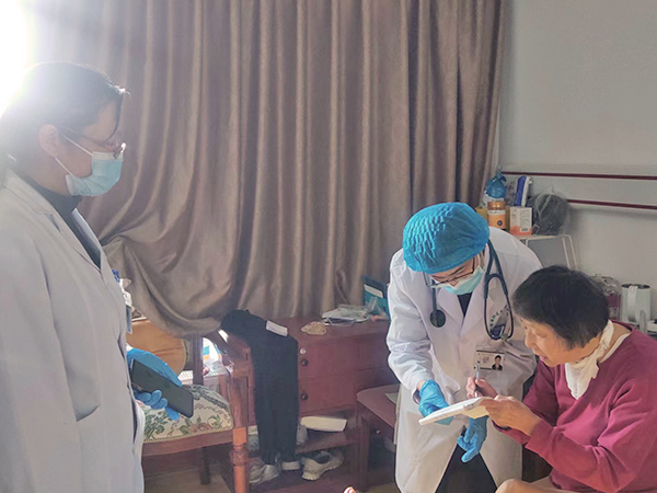 金泉社区卫生服务中心医生到一暄康养养老院看望老人