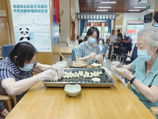 成都武侯区养老院一暄康养组织长者一起来体验包饺子的乐趣