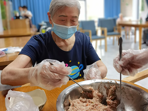 成都武侯区养老院一暄康养组织长者一起来体验包饺子的乐趣2