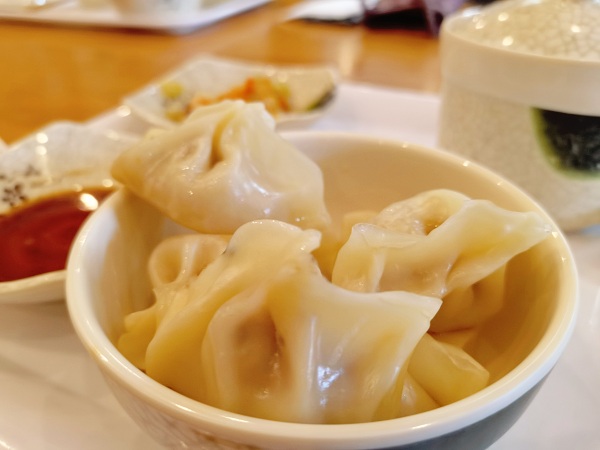 成都武侯区养老院一暄康养组织长者一起来体验包饺子的乐趣4