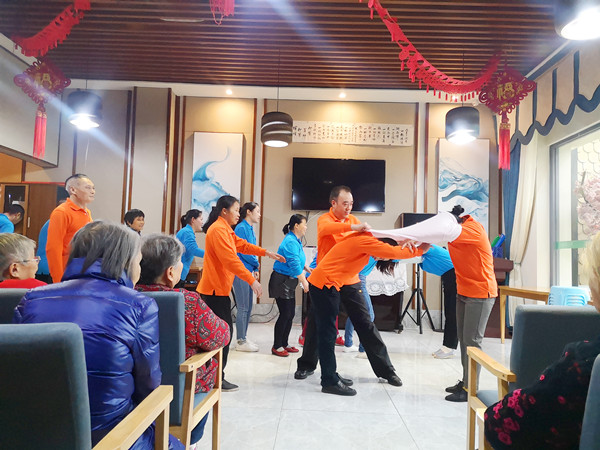 2、成都养老院一暄康养海洋公园（南门）院2019年年末冬季趣味运动会-穿衣接力1