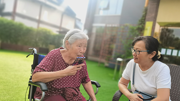 何谓互助养老？成都护理院一暄康养表示：其具有低成本、非营利、灵活多样的特点（2）