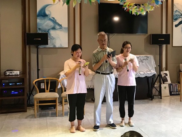 一暄康养照护师和院内长者一起演唱图1