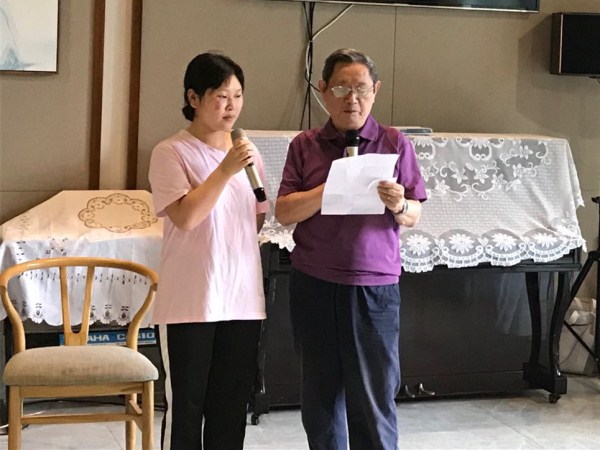 一暄康养照护师和院内长者一起演唱图2