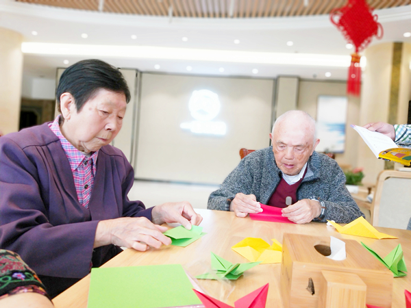 成都养老院一暄康养老人风采-学做手工