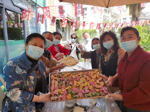 长者家属一起包抄手