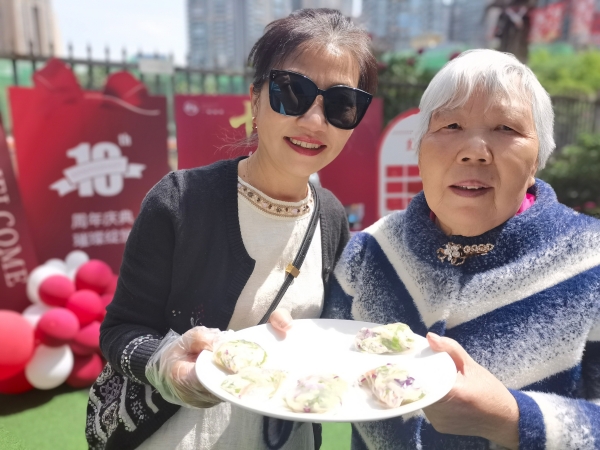 一暄康养华阳院美食节上家属包春卷