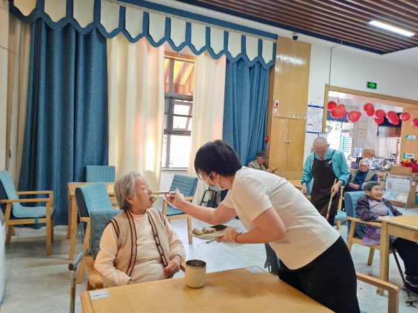 一暄康养华阳院胡院长喂长者吃春卷