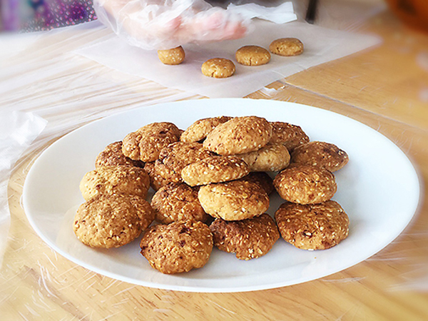 成都金牛区养老院烘焙师带领长者制作燕麦芝麻饼干