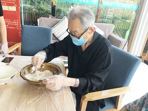 成都金牛区养老院烘焙师带领长者制作燕麦芝麻饼干1