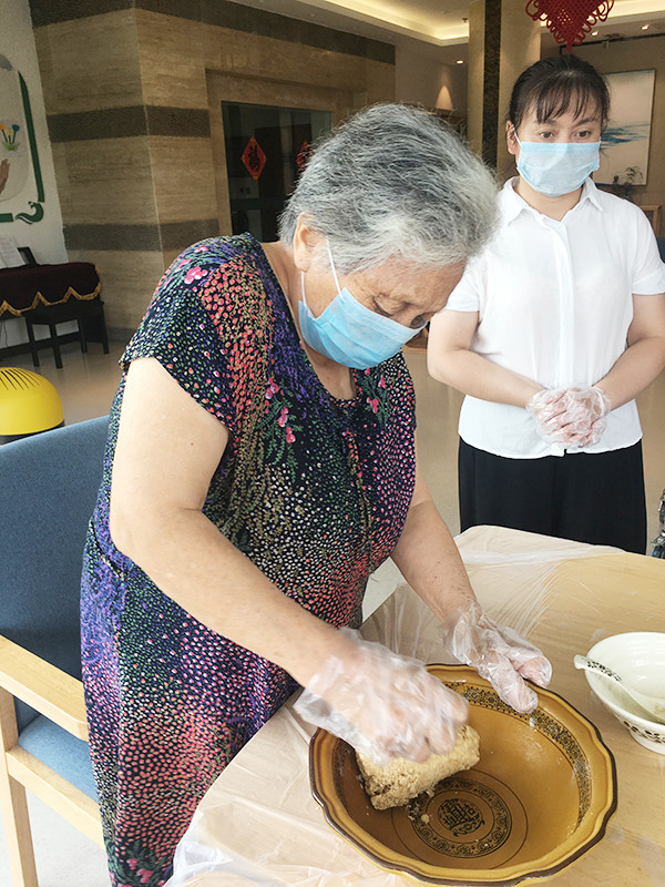 成都金牛区养老院烘焙师带领长者制作燕麦芝麻饼干2