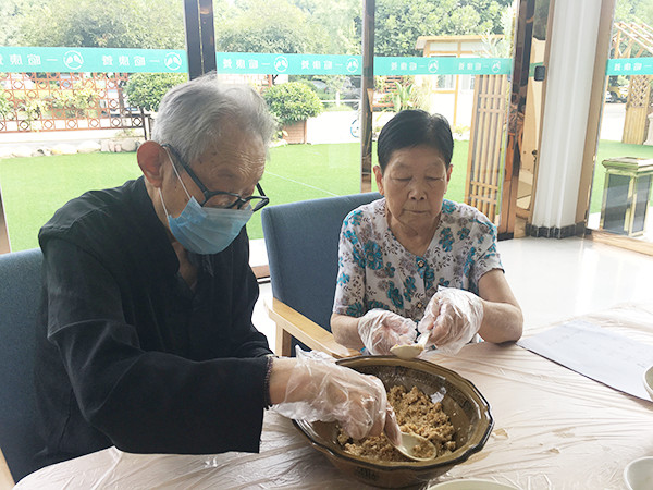 成都金牛区养老院烘焙师带领长者制作燕麦芝麻饼干3