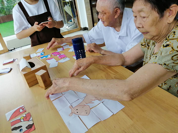 老人玩拼图的好处？成都金牛区养老院一暄康养有话说3