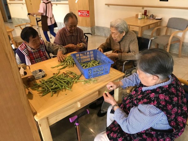 一暄康养院内摘菜