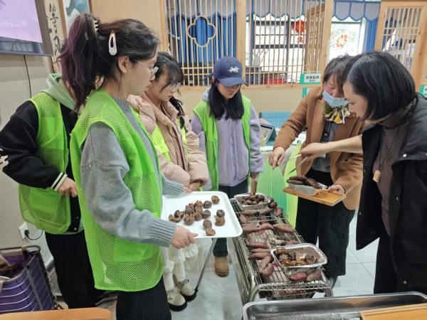 一暄康养茶话会烤红薯