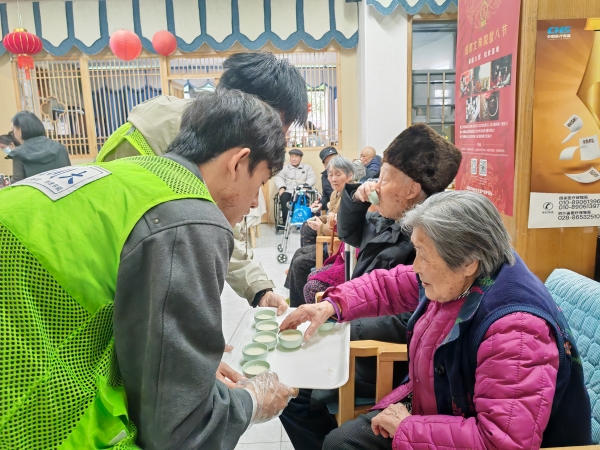 爷爷奶奶品尝奶茶