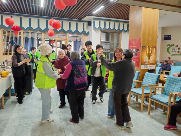 长者和志愿者载歌载舞