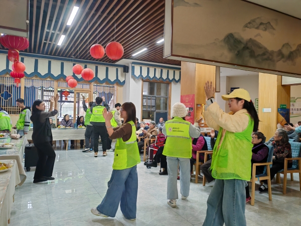 志愿者带动长者随音乐律动
