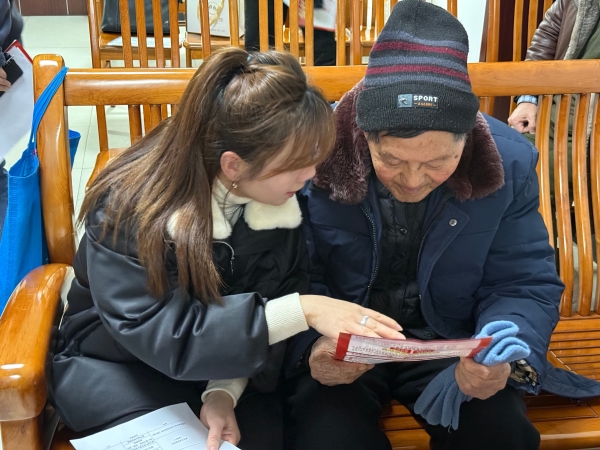 一暄康养工作人员为社区长者介绍养老消费券