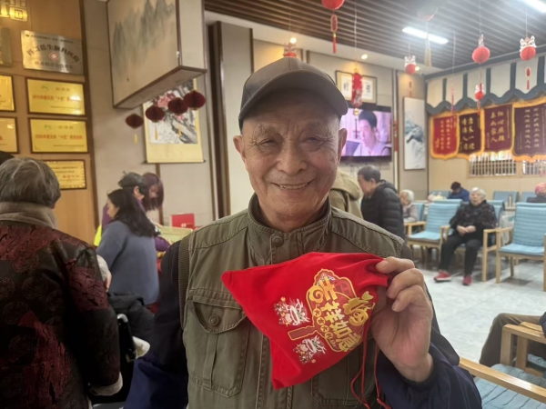 参加活动开心的长者