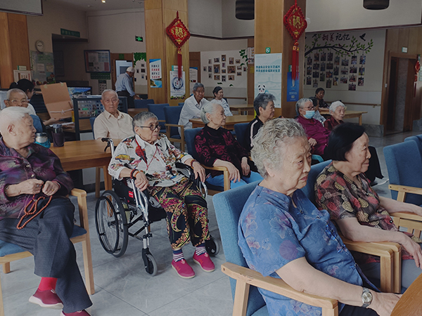 成都周边养老院一暄康养开展《膳食营养均衡》学习3