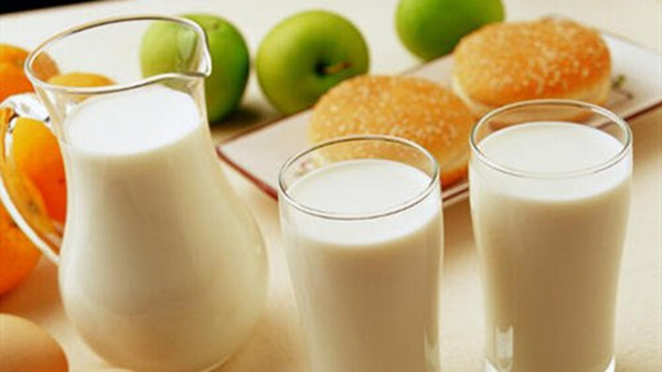 成都养老院一暄康养提醒不同时间喝牛奶功效大不同（2）-牛奶2