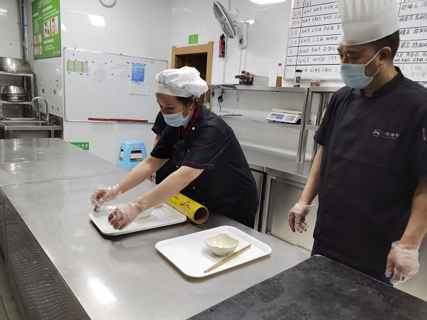 成都天府新区养老院一暄康养组织全员在一楼大厅进行食品中毒应急演练5