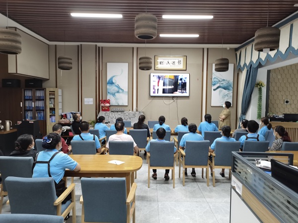成都天府新区养老院一暄康养组织全员在一楼大厅进行食品中毒应急演练
