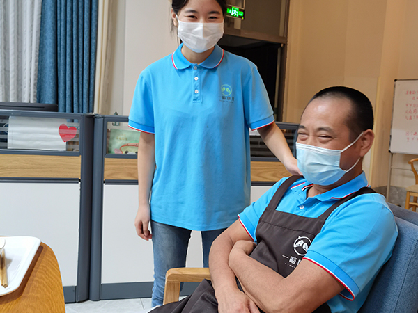 成都天府新区养老院一暄康养组织全员在一楼大厅进行食品中毒应急演练3