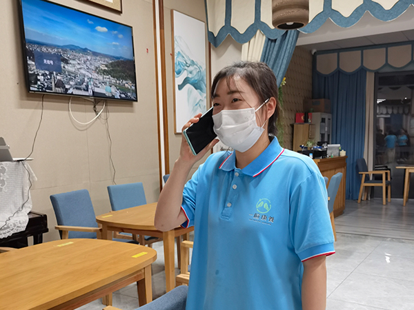 成都天府新区养老院一暄康养组织全员在一楼大厅进行食品中毒应急演练4
