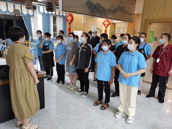 成都天府新区养老院一暄康养组织全员在一楼大厅进行食品中毒应急演练6