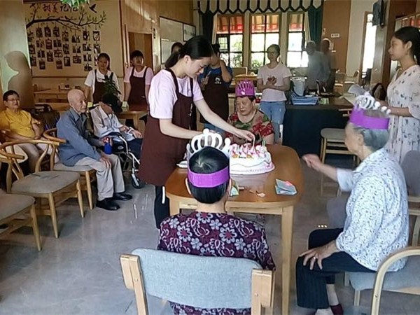 成都养老院|“开会”