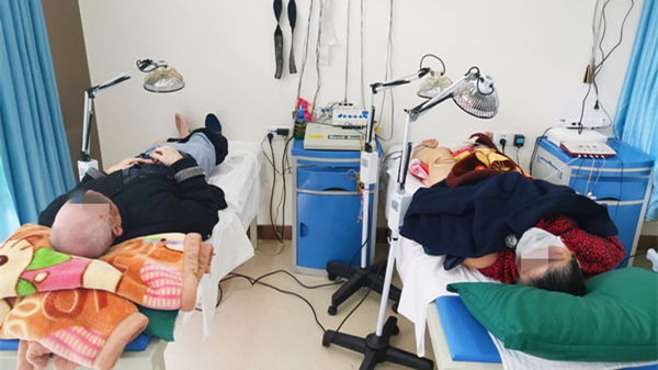 图为一暄天仁康养结合示范基理疗师为长者提供理疗服务1