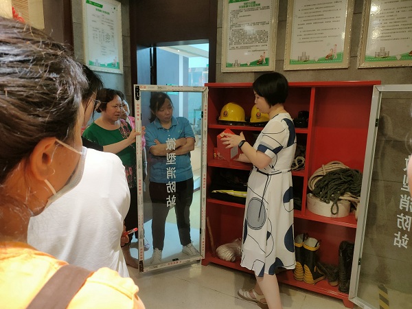 四川服务好的养老院一暄康养（西门）院在一楼大厅召开全院消防安全培训4