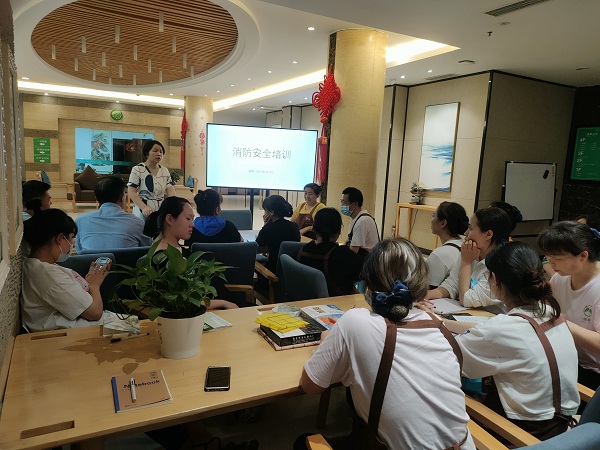 四川服务好的养老院一暄康养（西门）院在一楼大厅召开全院消防安全培训