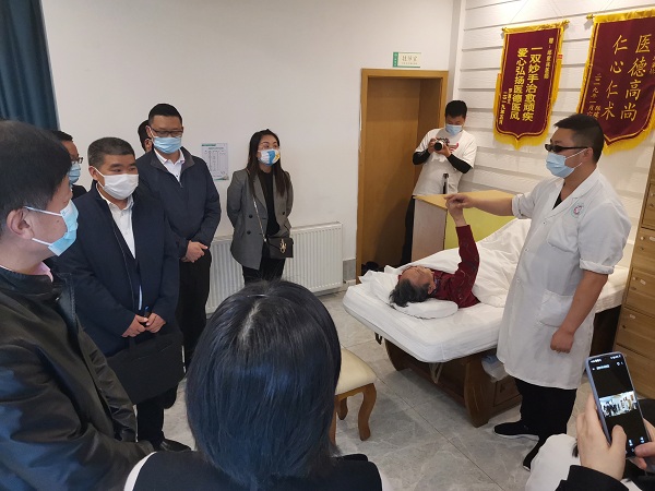 领导查看院内医疗配备